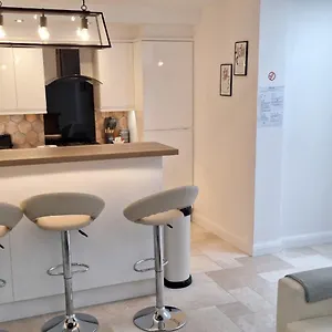 New 3 Bedrooms Flat In Near Heathrow Apartment Ashford (Surrey)